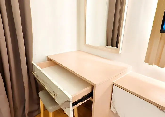 Apartment 33p Taft East Gate Condo- Cozy Unit Pool & Gym